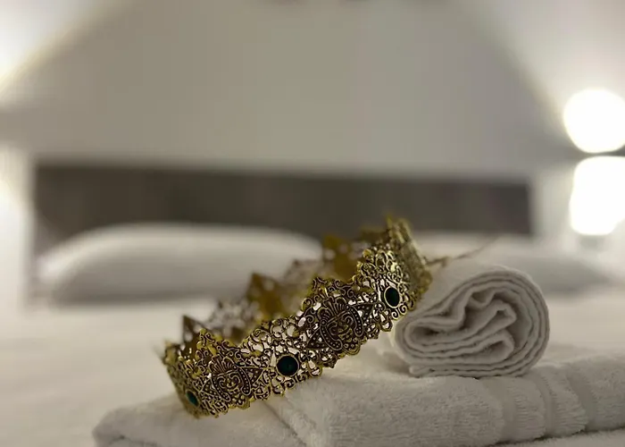 Konukevi The Crown Alghero